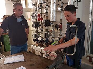 Nick Ziebis hat sein zweites Lehrjahr bei der Firma Meile-Technik begonnen. Neue Lehrlinge, die sich zum Anlagenmechaniker ausbilden lassen, hat Chef Alexander Meile (links) in diesem Jahr nicht gefunden.  Foto: Alexander Hartmann