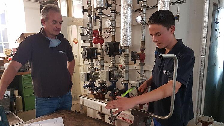 Nick Ziebis hat sein zweites Lehrjahr bei der Firma Meile-Technik begonnen. Neue Lehrlinge, die sich zum Anlagenmechaniker ausbilden lassen, hat Chef Alexander Meile (links) in diesem Jahr nicht gefunden.  Foto: Alexander Hartmann
