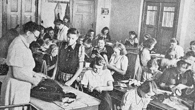 Die Forchheimer Nähschule der Awo startete 1949 im "Kronengarten". Repros: Manfred Franze