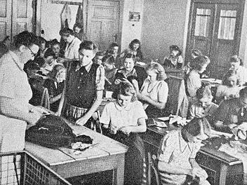 Die Forchheimer Nähschule der Awo startete 1949 im "Kronengarten". Repros: Manfred Franze