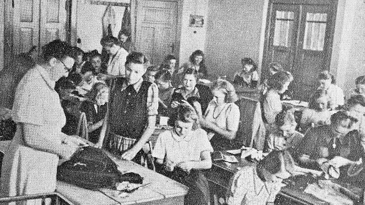Die Forchheimer Nähschule der Awo startete 1949 im "Kronengarten". Repros: Manfred Franze