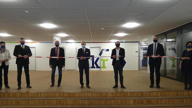 Das Band zu den sanierten Räumen der Dr.-Auguste-Kirchner-Realschule durchschnitten (von links): Ulrike Wild (erweiterte Schulleitung), Schulleiter Hartmut Hopperdietzel, Bürgermeister Günther Werner, Landrat Wilhelm Schneider, Architekt Peter Kuhn (Baur-Consult), Ministerialbeauftragter Karlheinz Lamprecht und zweite Konrektorin Christine Rottmann.