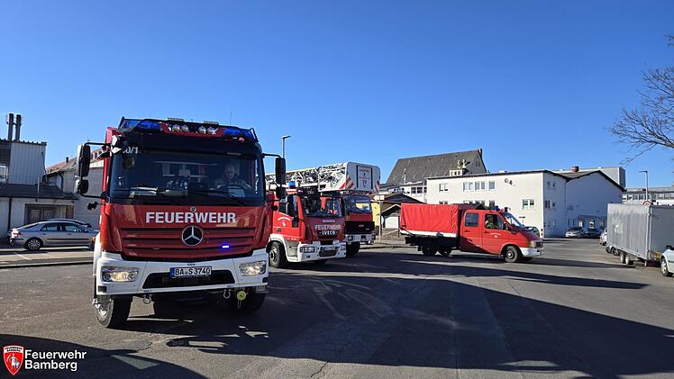 Gefahrgutzug der Feuerwehr Bamberg zu ABC-Einsatz alarmiert: Auslaufende Schwefelsäure