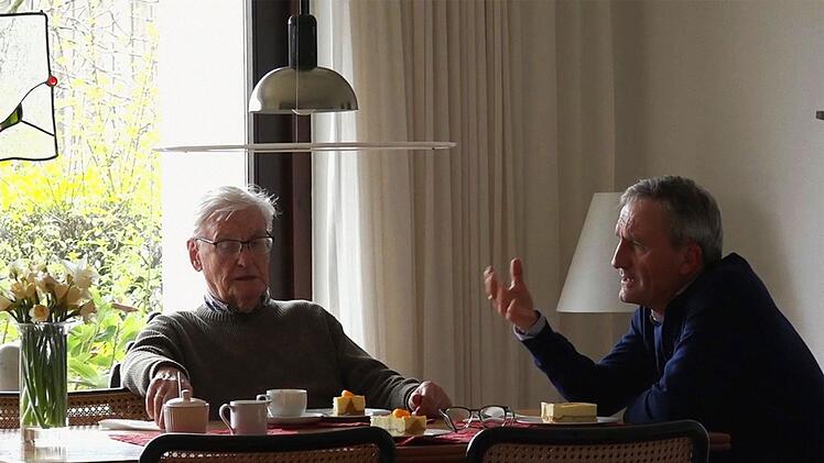 Thomas (rechts) und sein Vater Alfred streiten &uuml;ber die Zukunft der Sozialdemokratie.