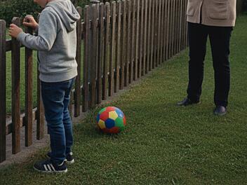 Kinder, Fu&szlig;ball, Garten, Nachbarin