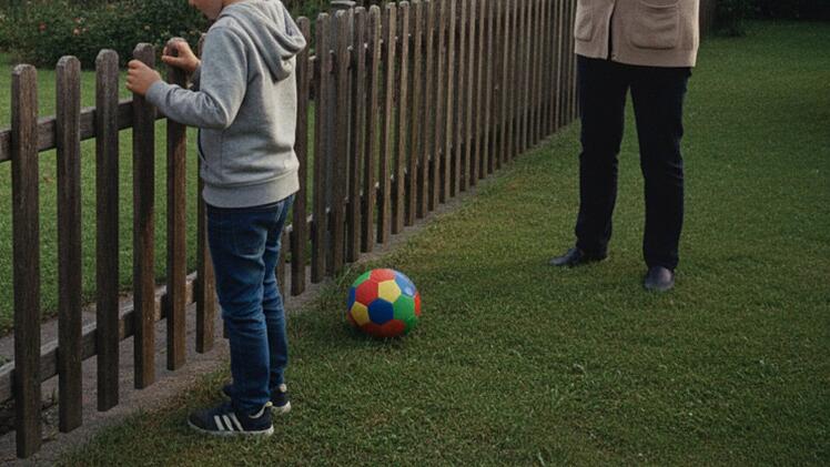 Kinder, Fu&szlig;ball, Garten, Nachbarin