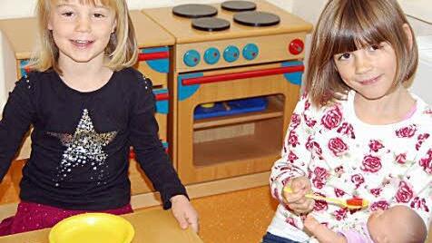 Sophie und Anna-Sophie sind am liebsten Puppenmuttis und verschwinden gerne in die Kochecke.
