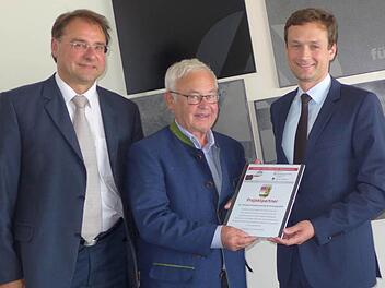 Der Landkreis ist jetzt Partner der "Initiative Familienorientierte Personalpolitik". Landrat Rudolf Handwerker hat mit seiner Unterschrift den Beitritt besiegelt. Im Bild (von links): Arbeitsagentur-Chef Thomas Stelzer, Handwerker und Landrat Florian Töpper (Schweinfurt). Foto: S. Meißner