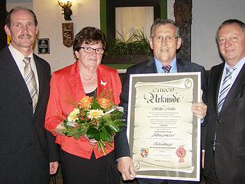 Zum Oberleichtersbacher Altbürgermeister und Ehrenbürger wurde Walter Müller ernannt: (von links) der neue Bürgermeister Dieter Muth, Helga Müller, Altbürgermeister und Ehrenbürger Walter Müller und Landrat Thomas Bold.Foto: Wolfgang Saam