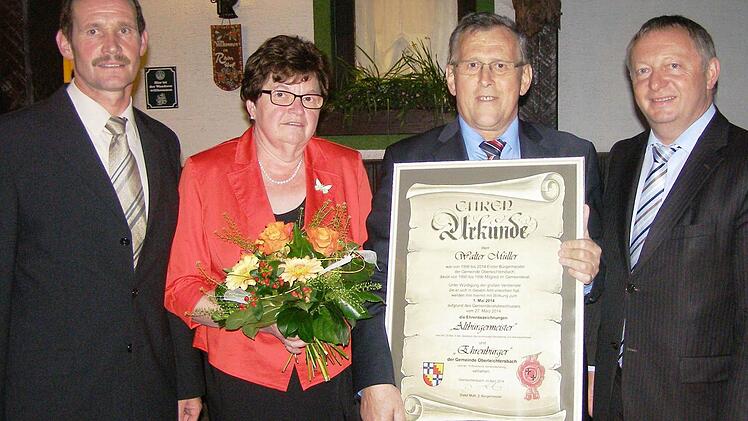 Zum Oberleichtersbacher Altbürgermeister und Ehrenbürger wurde Walter Müller ernannt: (von links) der neue Bürgermeister Dieter Muth, Helga Müller, Altbürgermeister und Ehrenbürger Walter Müller und Landrat Thomas Bold.Foto: Wolfgang Saam