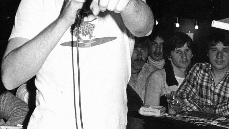 DJ Thomas Gottschalk hat 1985 ein Heimspiel in der Kulmbacher Dreifachsporthalle. Foto: Bayerische Rundschau