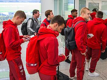 Abreise nach Katar: Die Spieler des FC Bayern starten am Münchner Flughafen ins Trainingslager nach Doha. Foto: Marc Müller/dpa