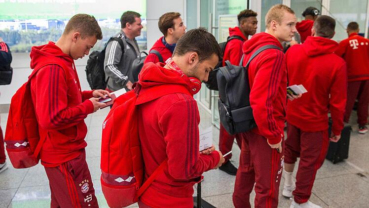 Abreise nach Katar: Die Spieler des FC Bayern starten am Münchner Flughafen ins Trainingslager nach Doha. Foto: Marc Müller/dpa
