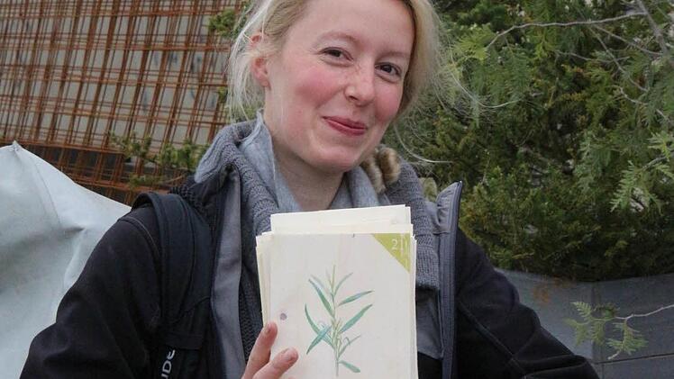 Sabrina Hafner mit Kräuterschildern. Foto: Simone Bastian
