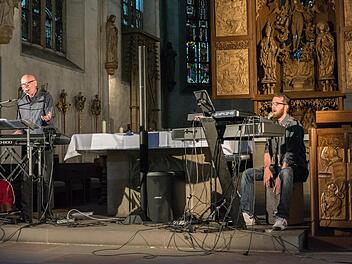 Siegfried Fietz (links) trat in der Stadtpfarrkirche gemeinsam mit Oliver Fietz auf und begeisterte das Publikum mit seinen spirituellen Liedern.