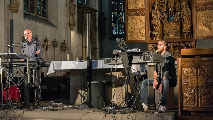 Siegfried Fietz (links) trat in der Stadtpfarrkirche gemeinsam mit Oliver Fietz auf und begeisterte das Publikum mit seinen spirituellen Liedern.