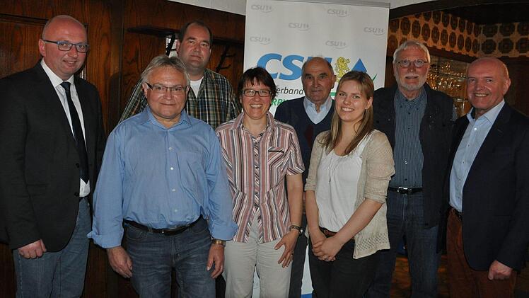 Bei der Jahresversammlung im Gasthaus Bühler in Kraisdorf ist der Vorstand des CSU-Ortsverbandes Pfarrweisach im Amt bestätigt worden (von links): 1. Vorsitzender Markus Oppelt, die stellvertretenden Vorsitzenden Josef Kneuer und Frank Schmidt, Schatzmeisterin Doris Oppelt, Beisitzer Oskar Lurz, Schriftführerin Annalena Rügheimer, Beisitzer Rüdiger Kuhn. Rechts Landrat Thomas Habermann (Landkreis Rhön/Grabfeld).