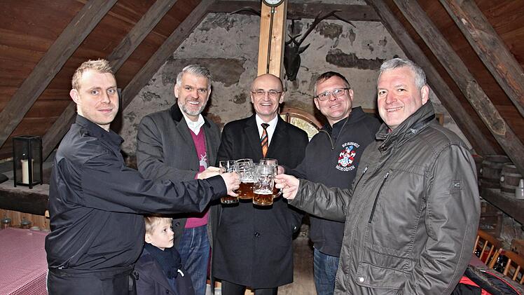 Im Dachgeschoss des Brauhauses Höchstädten stoßen auf den 50igsten Sud (von links) an: Manuel Fischer, MdL Steffen Vogel, Landrat Wilhelm Schneider, Jochen Zürl und Bürgermeister Jürgen Hennemann. Der Sohn von Steffen Vogel beobachtet das Ganze.