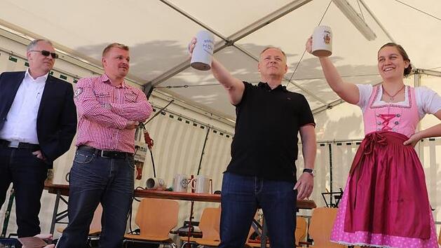 Im Endkampf: Das Ma&szlig;krugstemmen entschied, Sophia Schlick wurde beim Memmelsdorfer  Bierkulturfest  Bierk&ouml;ngin.Foto: Barbara Herbst