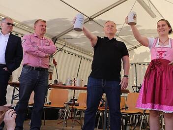 Im Endkampf: Das Maßkrugstemmen entschied, Sophia Schlick wurde beim Memmelsdorfer  Bierkulturfest  Bierköngin.Foto: Barbara Herbst