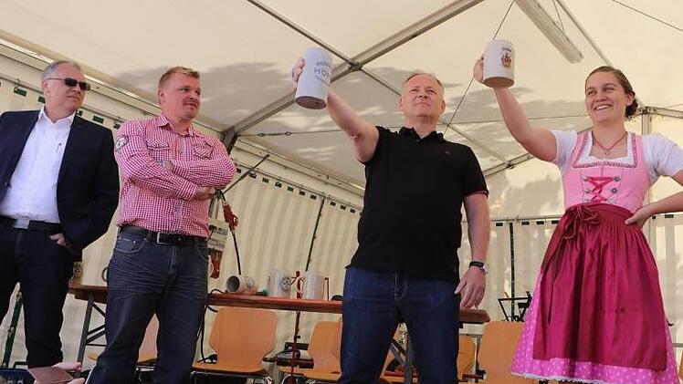 Im Endkampf: Das Maßkrugstemmen entschied, Sophia Schlick wurde beim Memmelsdorfer  Bierkulturfest  Bierköngin.Foto: Barbara Herbst