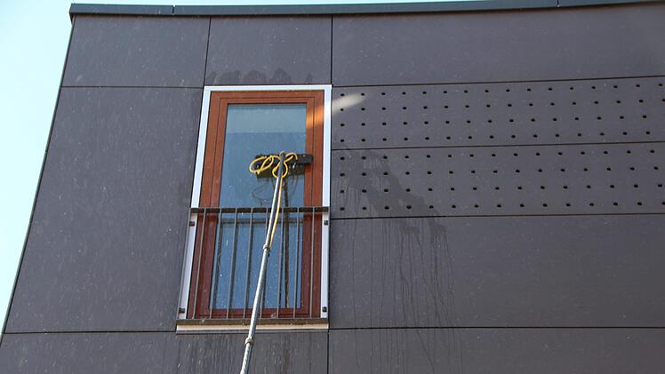 Mit speziellen Ger&auml;ten k&ouml;nnen Geb&auml;udereiniger auch hoch gelegene Fl&auml;chen erreichen. Foto: Mirjam Stumpf