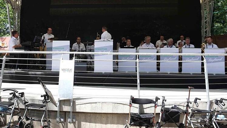 Praktischer Parkplatz direkt vor der Bühne    Foto: Richard Sänger