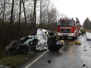 Schwerer Unfall auf der B173 am Montagvormittag: Nach ersten Informationen kam es zu einem Frontalzusammenstoß zwischen einem Lastwagen und einem Auto. Der Autofahrer starb. Foto: NEWS5 / Fricke