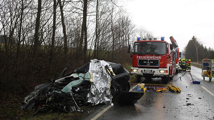 Schwerer Unfall auf der B173 am Montagvormittag: Nach ersten Informationen kam es zu einem Frontalzusammenstoß zwischen einem Lastwagen und einem Auto. Der Autofahrer starb. Foto: NEWS5 / Fricke