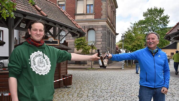 Anstoßen mit Abstand: Tobias Geißler und Achim Schneider finden: "Besser ein Biergarten-to-Go als kein Biergarten." Foto: Uschi Prawitz