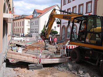 Stadtbaumeister Detlef Mohr und Peter Kreß von der Tiefbauabteilung der Stadt begutachten die Baustelle in der Bahnhofstraße. Fotos: Ralf Ruppert