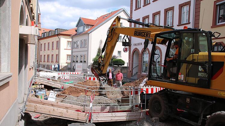 Stadtbaumeister Detlef Mohr und Peter Kreß von der Tiefbauabteilung der Stadt begutachten die Baustelle in der Bahnhofstraße. Fotos: Ralf Ruppert