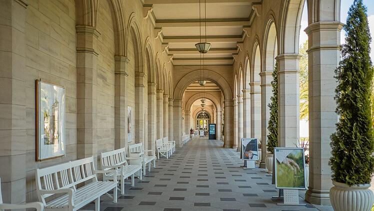 In Bad Kissingen blieben die weißen Bänke leerer als sonst. Wie geht es weiter?  Foto: Archivfoto Lea Schreiber