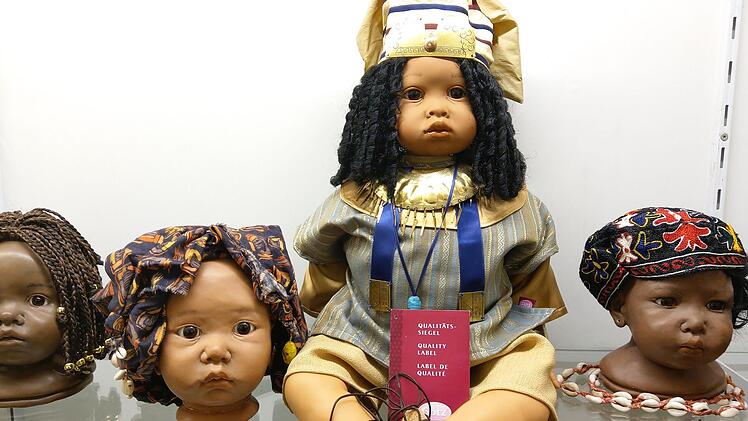 Vorbereitet wird derzeit eine Sonderausstellung zu "Kinder der Welt". Neben den Puppen sind die von Carin Lossnitzer handmodellierten Köpfe zu sehen. Foto: Simone Bastian