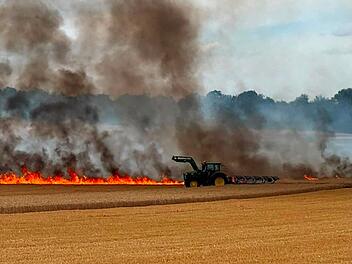 Ein Feld im Landkreis W&uuml;rzburg steht in Flammen
