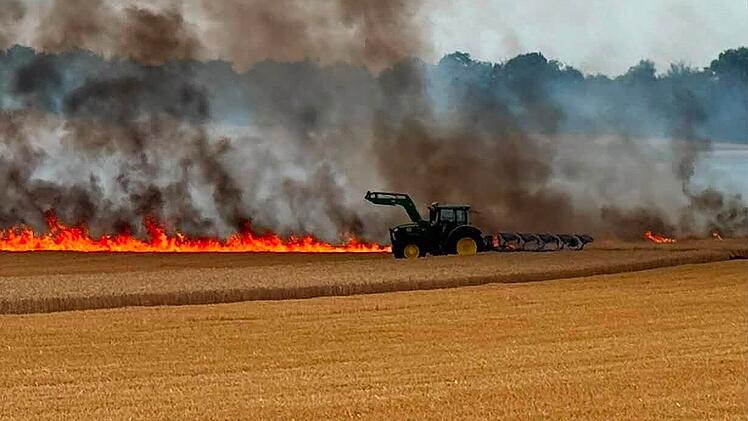 Ein Feld im Landkreis W&uuml;rzburg steht in Flammen