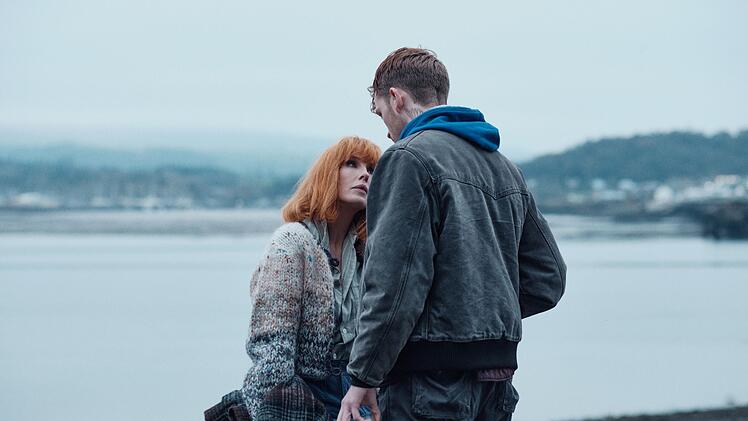 Warum ist die Liebesbeziehung zwischen der fr&uuml;heren Ermittlerin und heutigen Lehrerin Jackie (Kelly Reilly) und dem Arbeiter Dylan (Harry Lawtey) ein Geheimnis?