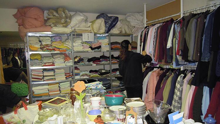 Bis unter die Decke gefüllt: Das Caritas-Kramlädchen erfährt eine Welle der Hilfsbereitschaft. Foto: Julia Raab