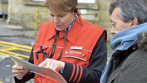 Reisendenlenkerin Ellen Mainbauer hilft Fahrgästen am Bamberger Bahnhof, den richtigen Bus zu bekommen.