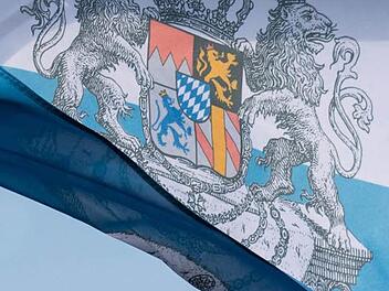 So sieht die Flagge mit dem Wappen der "Reichsbürger"-Gruppierung "Bundesstaat Bayern" aus. Der Verfassungsschutz in Bayern hat den Raum Kulmbach als eine "Reichsbürger"-Hochburg eingestuft. Foto: Matthias Balk/dpa