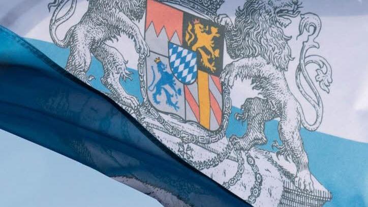 So sieht die Flagge mit dem Wappen der "Reichsbürger"-Gruppierung "Bundesstaat Bayern" aus. Der Verfassungsschutz in Bayern hat den Raum Kulmbach als eine "Reichsbürger"-Hochburg eingestuft. Foto: Matthias Balk/dpa
