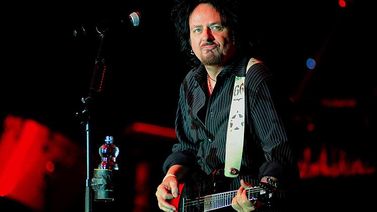 Steve Lukather in Aktion.Foto: Helmut Ölschlegel