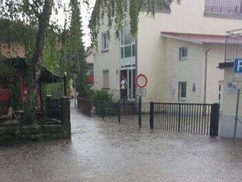 Total überschwemmt war der Bereich am Bratwurstgarten der Metzgerei Höring in der Johann-Knoch-Gasse.Foto: Feuerwehr Kronach
