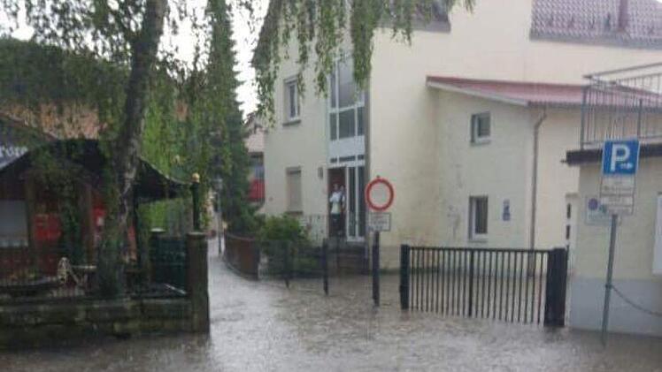 Total überschwemmt war der Bereich am Bratwurstgarten der Metzgerei Höring in der Johann-Knoch-Gasse.Foto: Feuerwehr Kronach