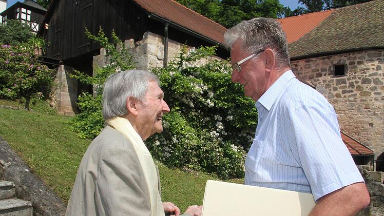 Der Vorsitzende des Imkervereins Kulmbach Hermann Lochner nutzte den Empfang, um mit Karl-Ludwig Freiherr von Künßberg über sein größtes Hobby - die Imkerei zu fachsimpeln. Foto: Sonny Adam