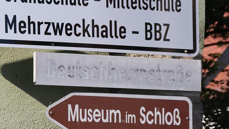 Kaum mehr leserlich ist das Straßenschild an der Ecke Riemenschneiderstraße/Deutschherrnstraße. Es ist kein Einzelfall. Foto: Heike Beudert