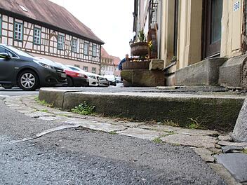 Die Stadt lässt den Gehweg am Marktplatz herrichten, weil er ohnehin aufgerissen wird. Rampen sollen für Barrierefreiheit sorgen. Thomas Malz