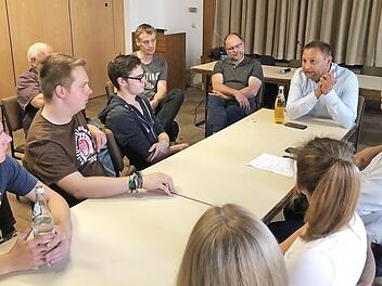 MdL Jürgen Baumgärtner im Gespräch mit den Jugendlichen Foto: Wunder