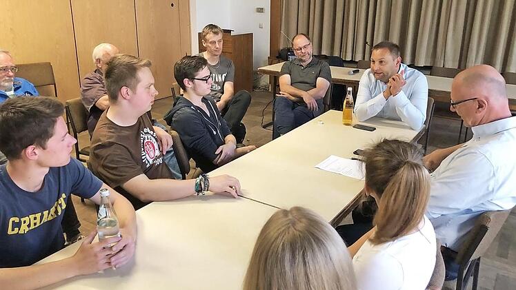 MdL Jürgen Baumgärtner im Gespräch mit den Jugendlichen Foto: Wunder