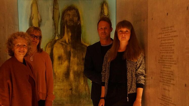 Freuen sich über die gelungene Gestaltung der "Auferstehungswand" in der Dauerausstellung "Auf der Spur von Jesus": die beiden Vorsitzenden des ökumenischen Vereins "Bibelwelten" Doris Otminghaus und Doris Wirth (links) sowie die Künstlerin Lisa Wölfel und Laudator Patrick Fritz.